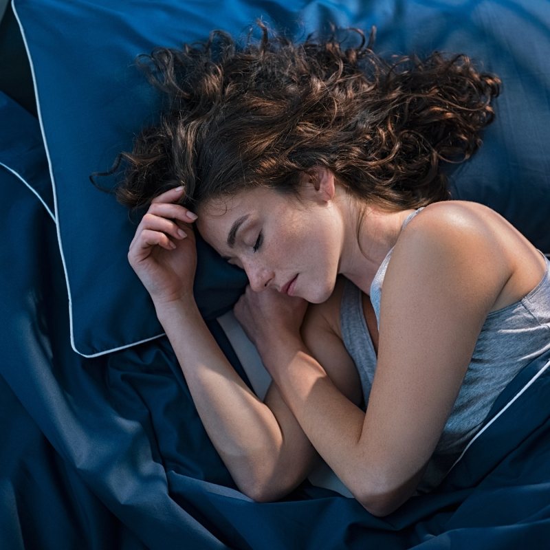 une femme endormie sur son matelas